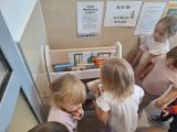 W ramach akcji " Niepotrzebna ksiazka" dzieci przynoszą do półki wymiankowej książeczki które już są niepotrzebne., 